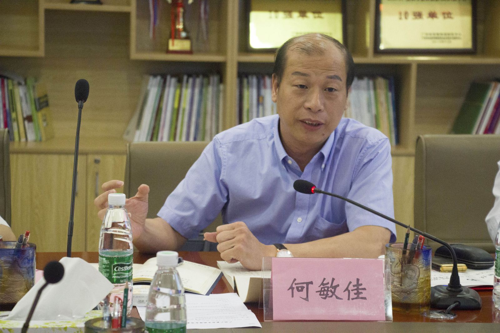 随后,崔英德校长为何敏佳董事长颁发了聘书,学校正式聘请广州数控设备