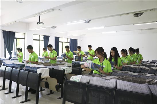 招生工作人员装封录取通知书（2）