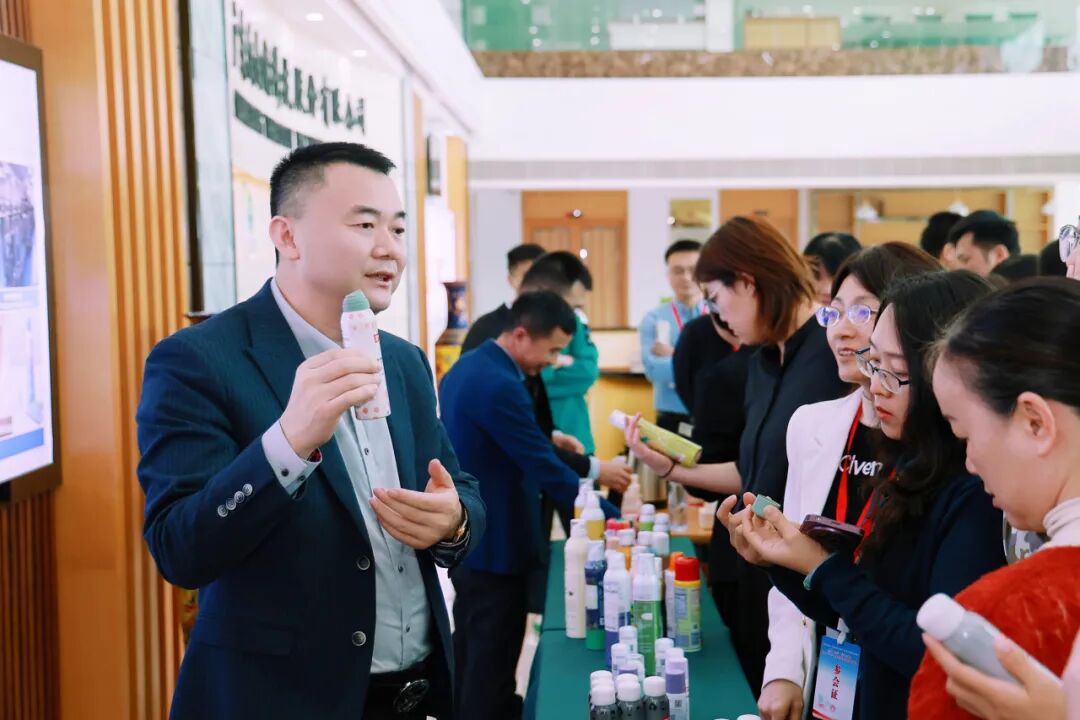 一群人在房间内玩体感游戏AI 生成的内容可能不正确。