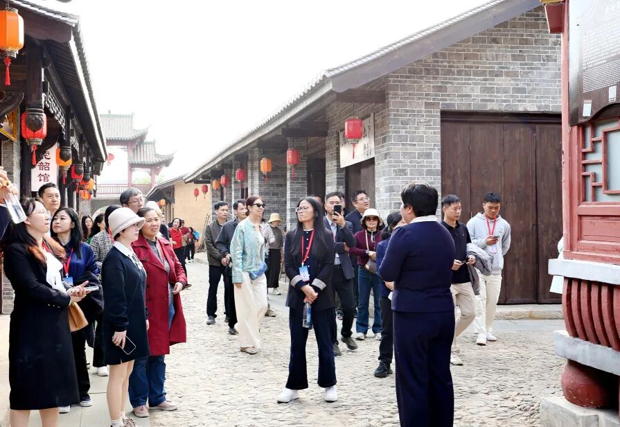 人们站在街道上走AI 生成的内容可能不正确。