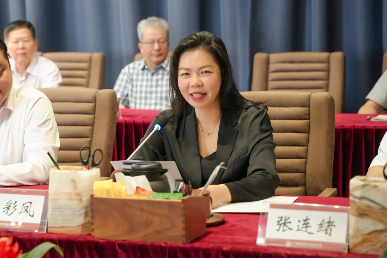 一群人坐在桌子前&#xA;&#xA;AI 生成的内容可能不正确。