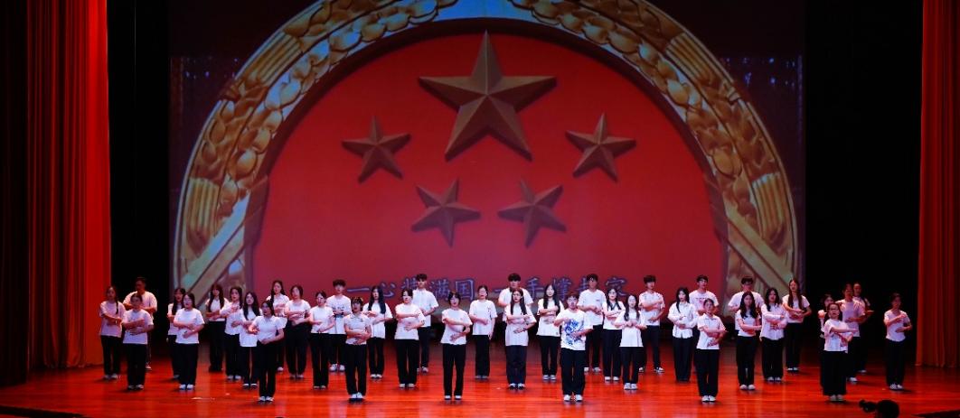图片包含 人, 人们, 一群, 女人AI 生成的内容可能不正确。