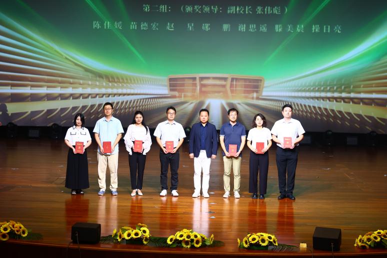优秀教师代表第二批 张伟彪校长