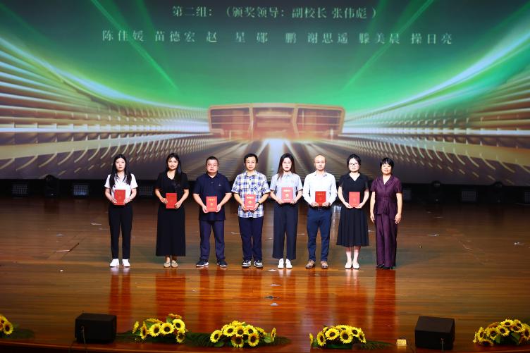 优秀教师代表 董校2