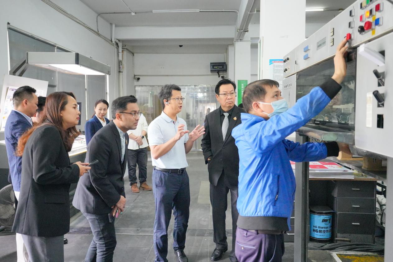 嘉宾参观照5电气工程及自动化