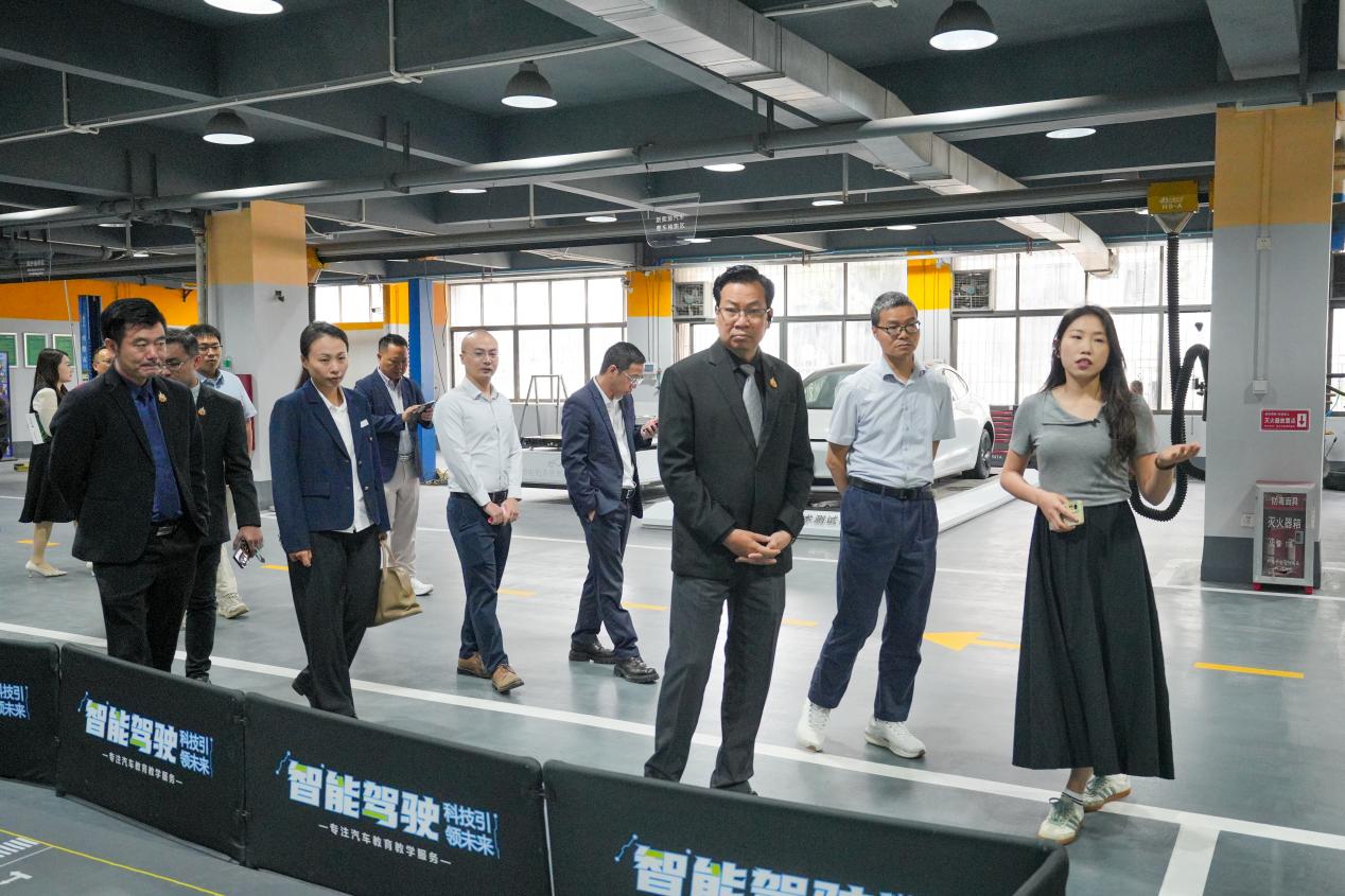 参观汽车服务工程技术