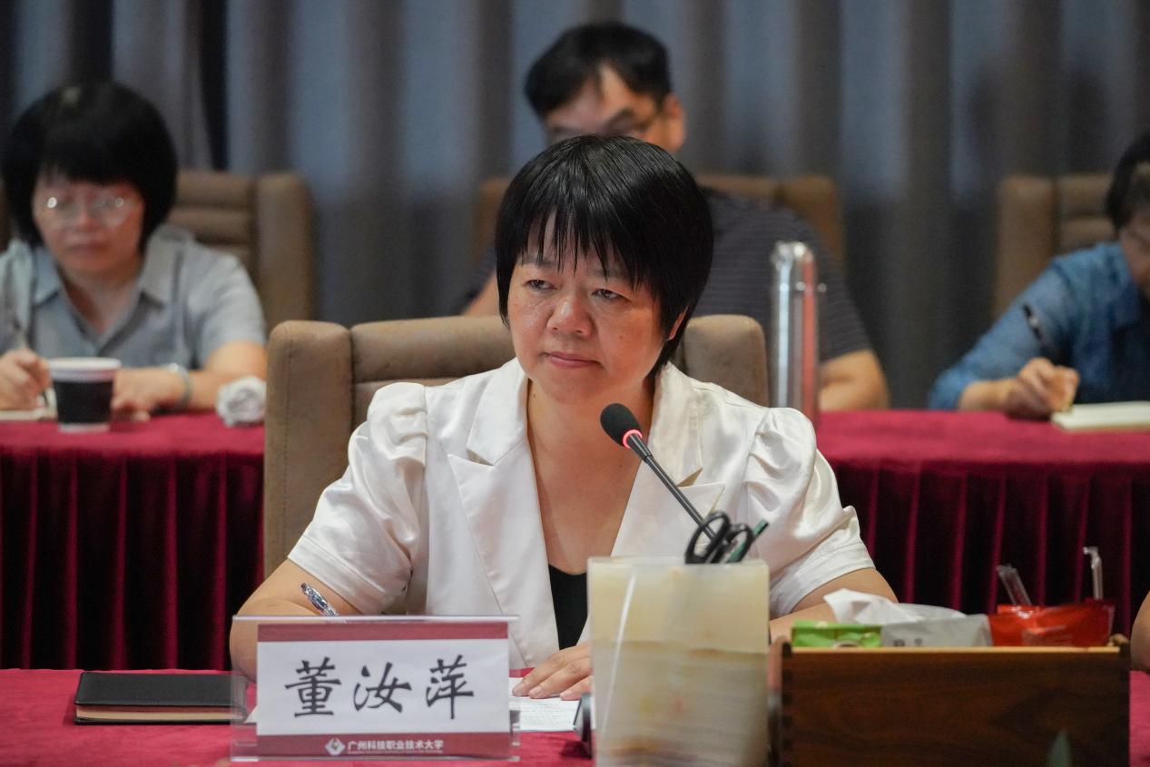 董校 董校