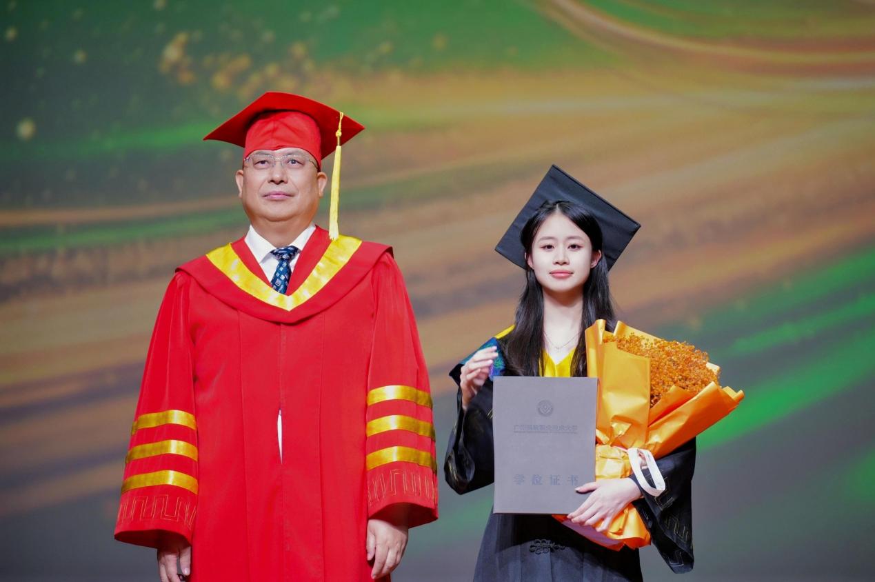 C:/Users/10973/Desktop/6.27毕业典礼通稿/图片/学位授予/DSC08759-opq4752899520(1).jpgDSC08759-opq4752899520(1)
