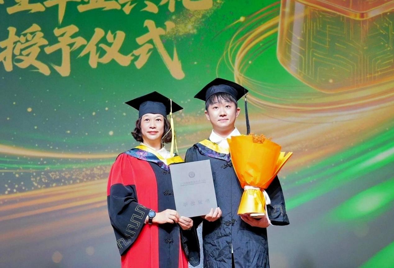 C:/Users/10973/Desktop/6.27毕业典礼通稿/图片/学位授予/DSC08811-opq4753506179(1)(1)(1).jpgDSC08811-opq4753506179(1)(1)(1)